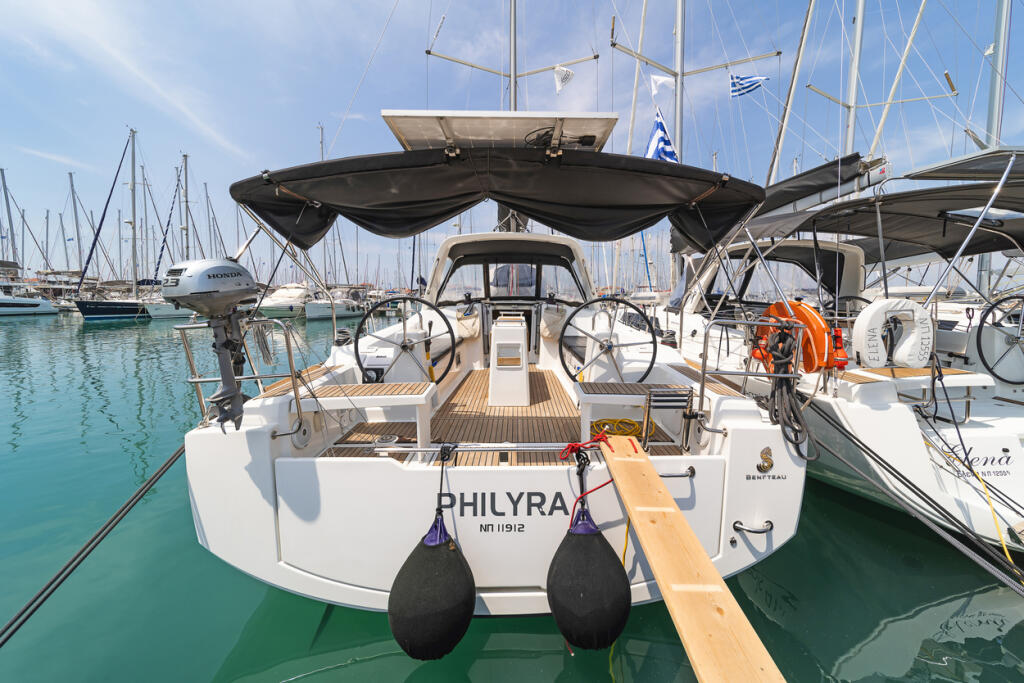 Sailing yacht 