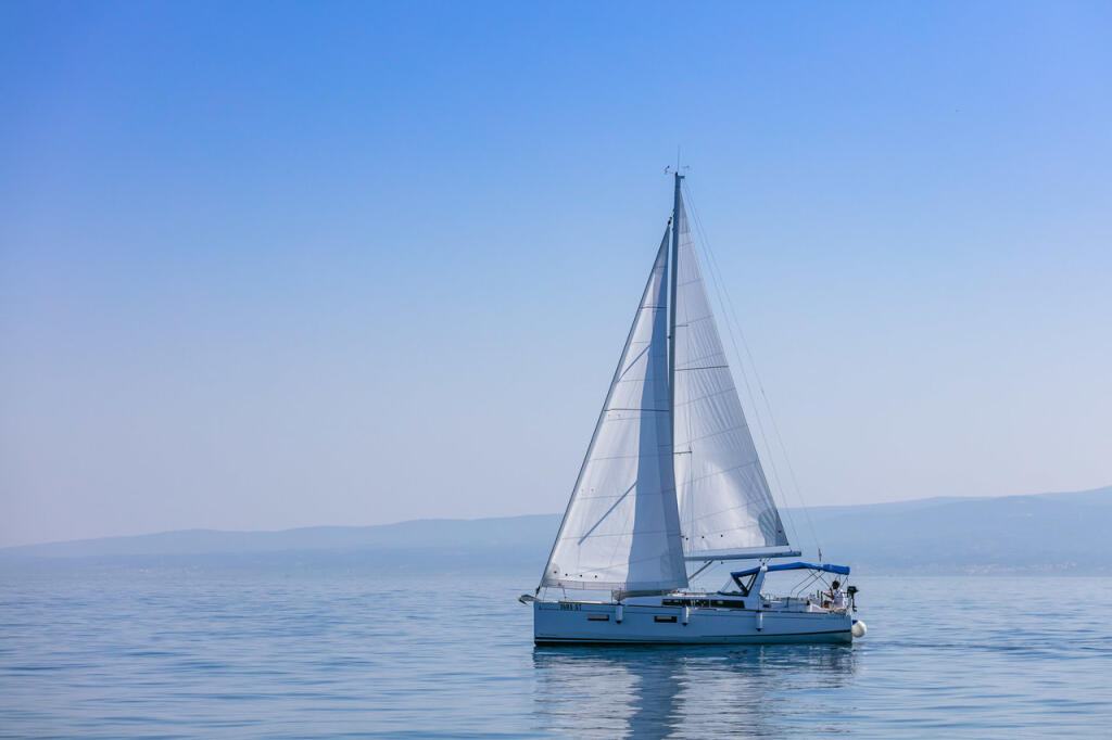 Sailing yacht 
