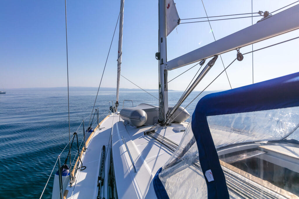 Sailing yacht 