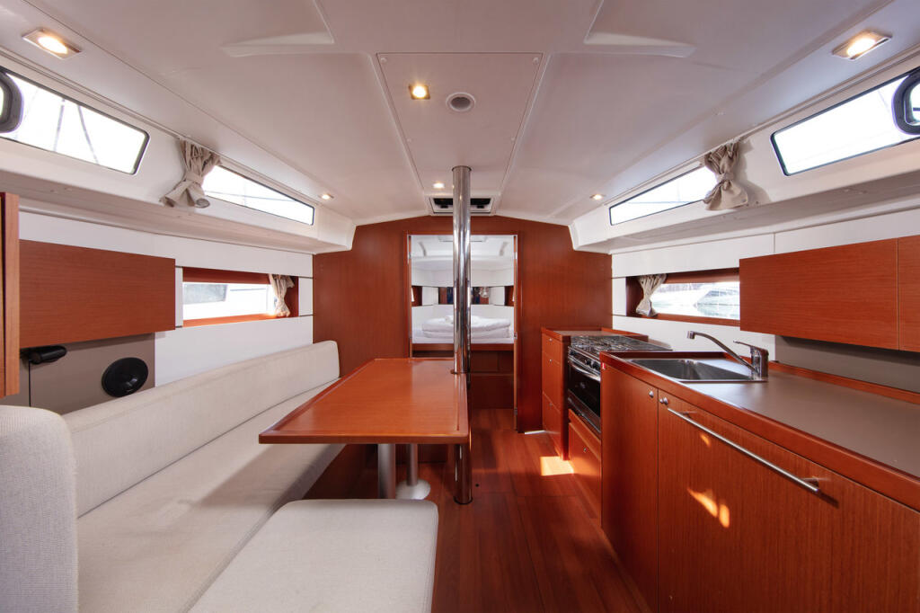 Sailing yacht 