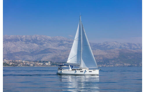 Sailing yacht 