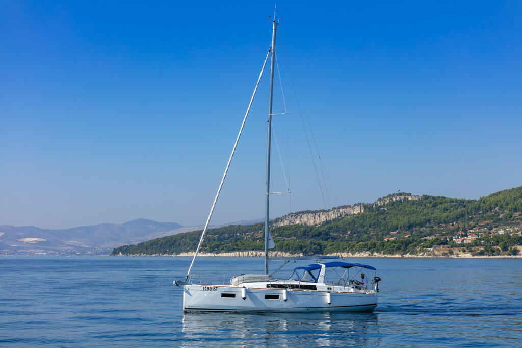 Sailing yacht 