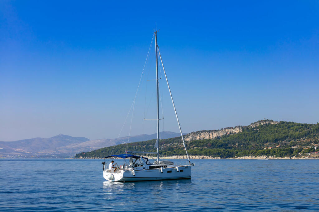 Sailing yacht 