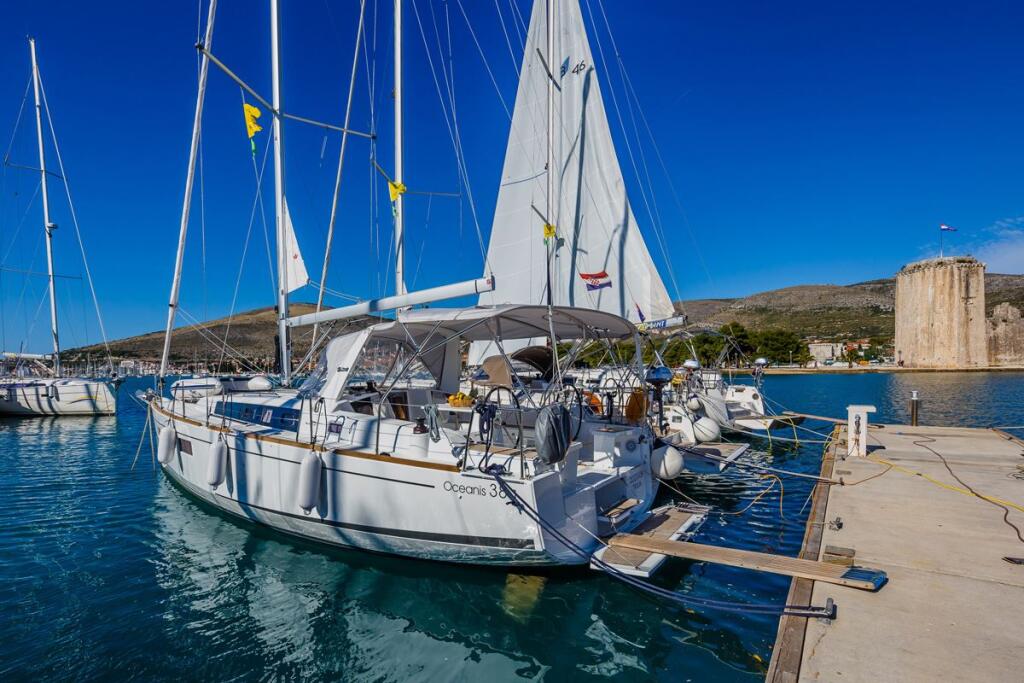 Sailing yacht 