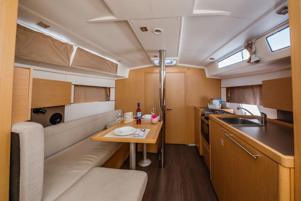 Sailing yacht 