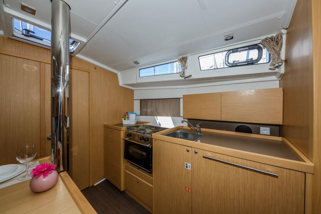 Sailing yacht 
