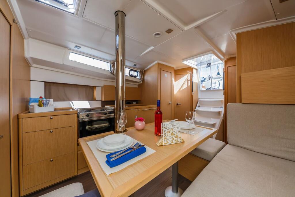 Sailing yacht 