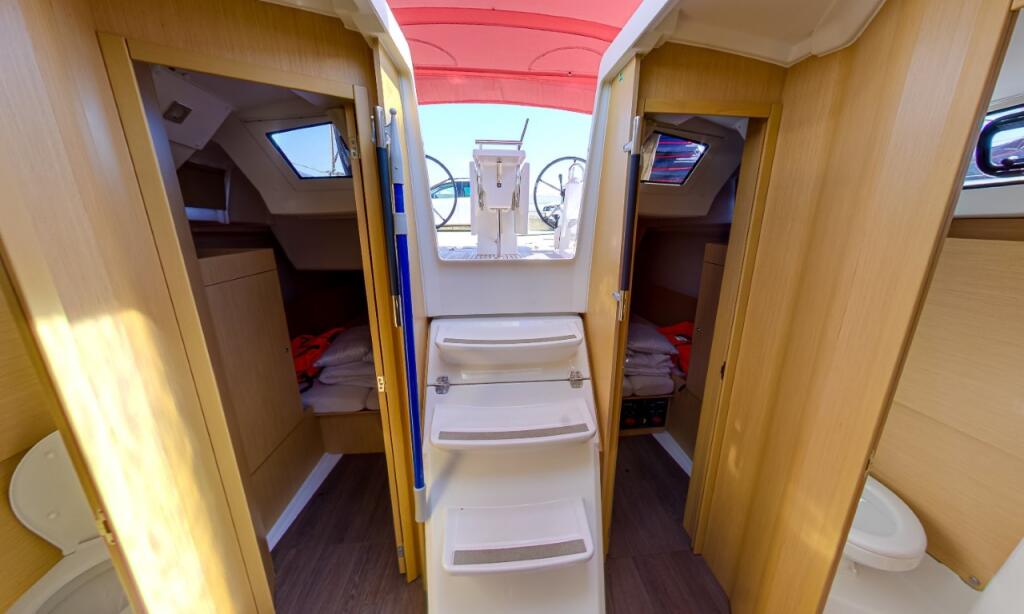Sailing yacht 