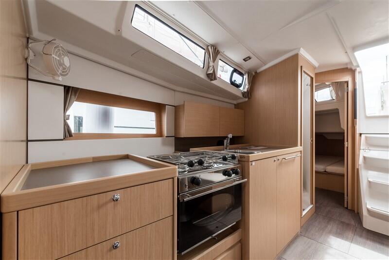 Sailing yacht 