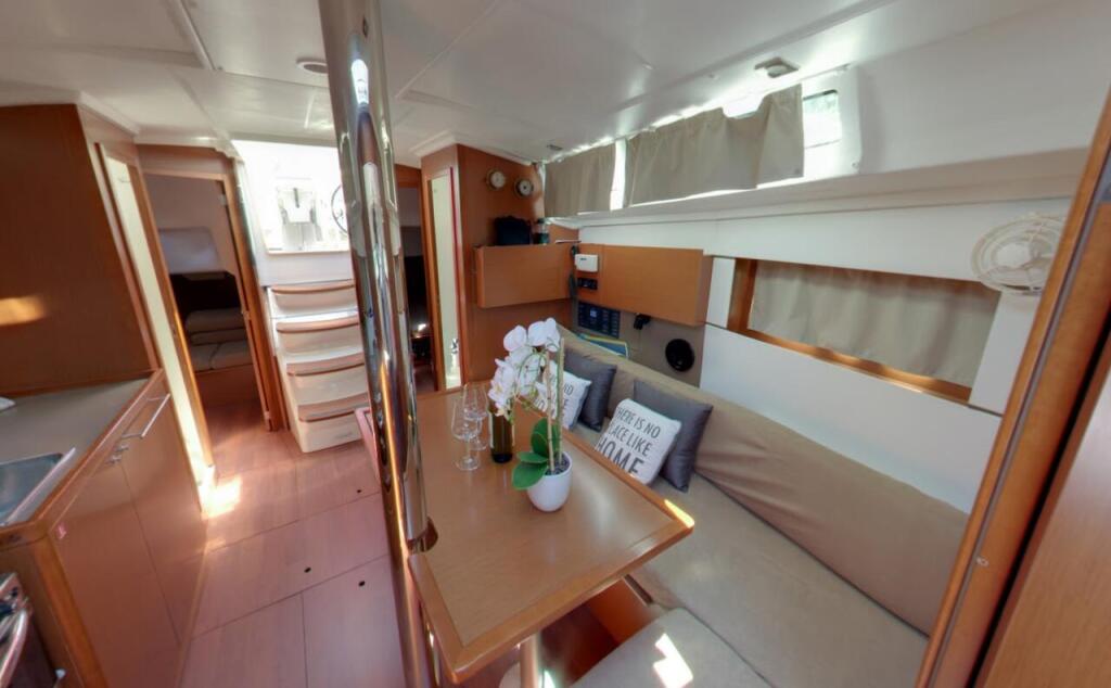 Sailing yacht 