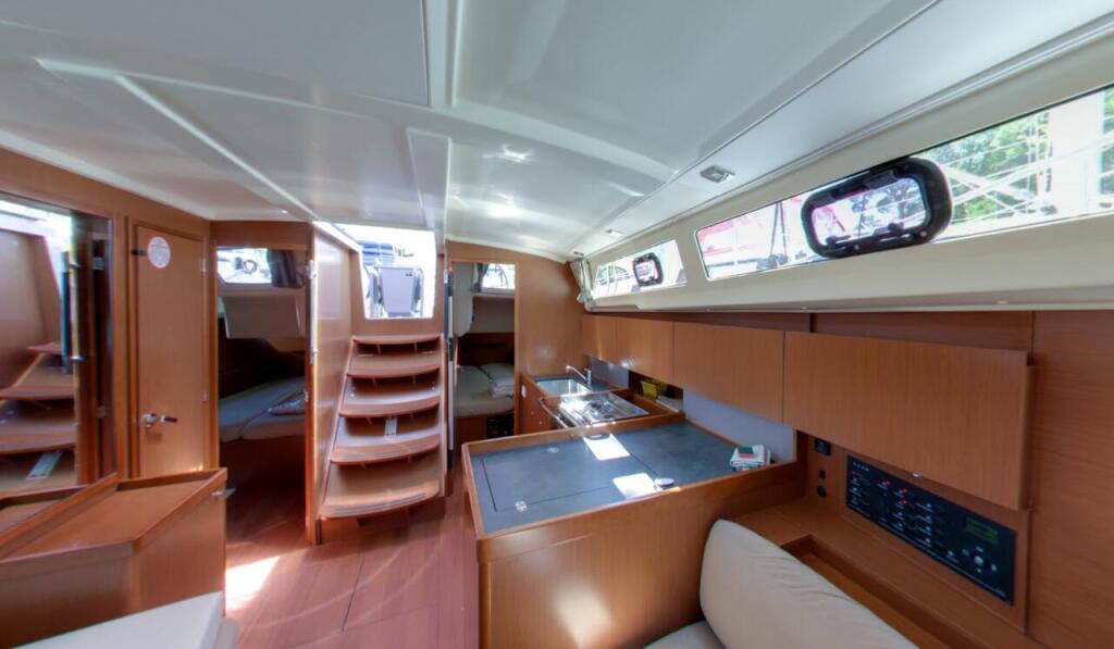 Sailing yacht 