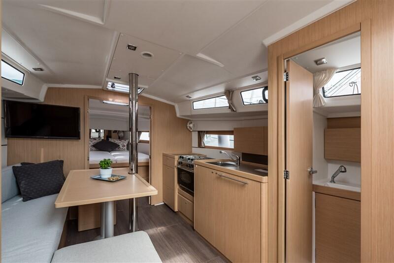 Sailing yacht 