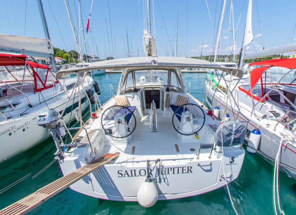 Sailing yacht 