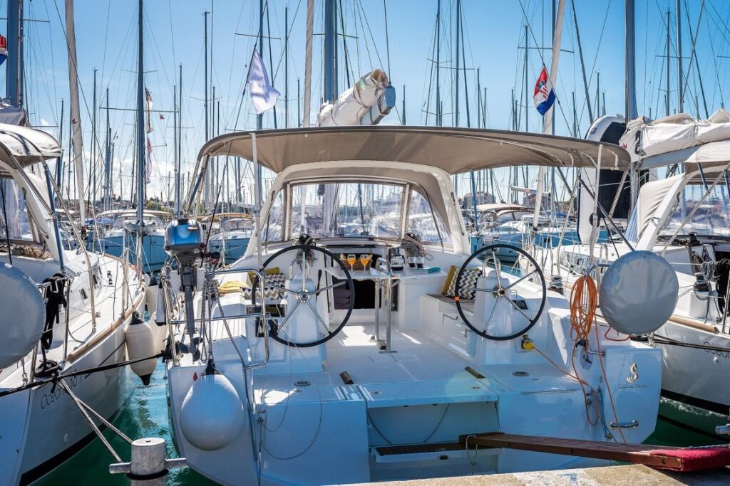 Sailing yacht 