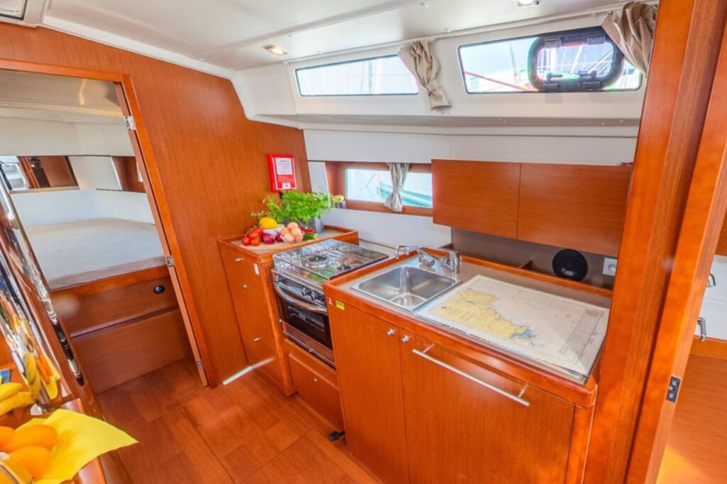 Sailing yacht 