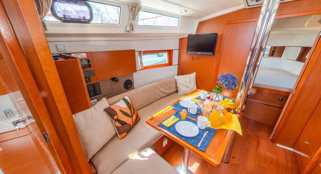 Sailing yacht 