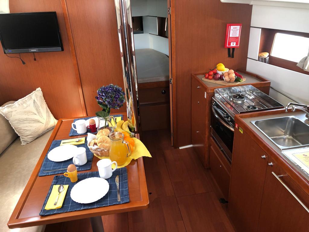 Sailing yacht 