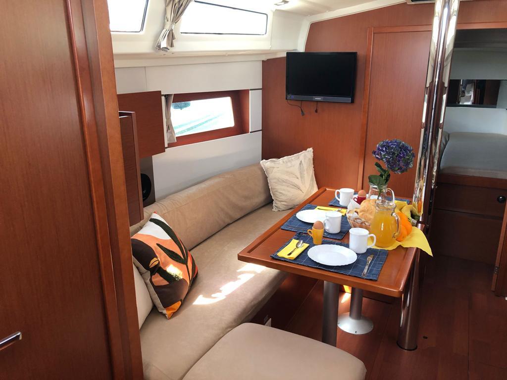 Sailing yacht 