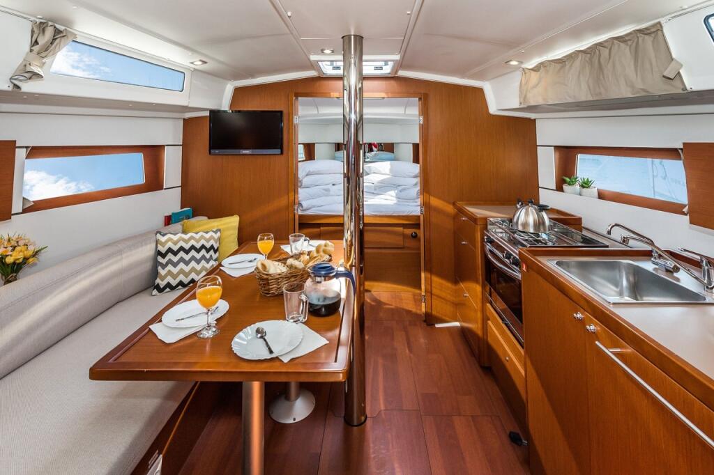 Sailing yacht 
