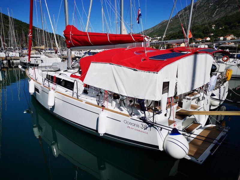 Sailing yacht 