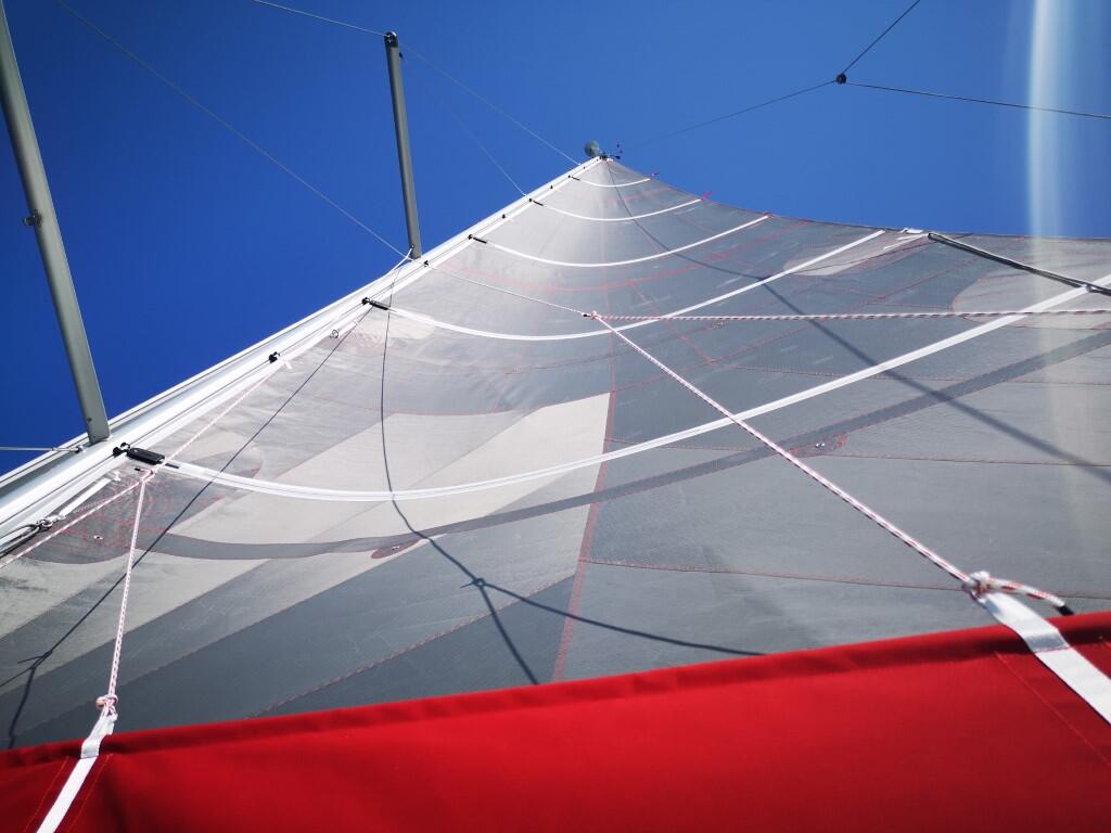 Sailing yacht 