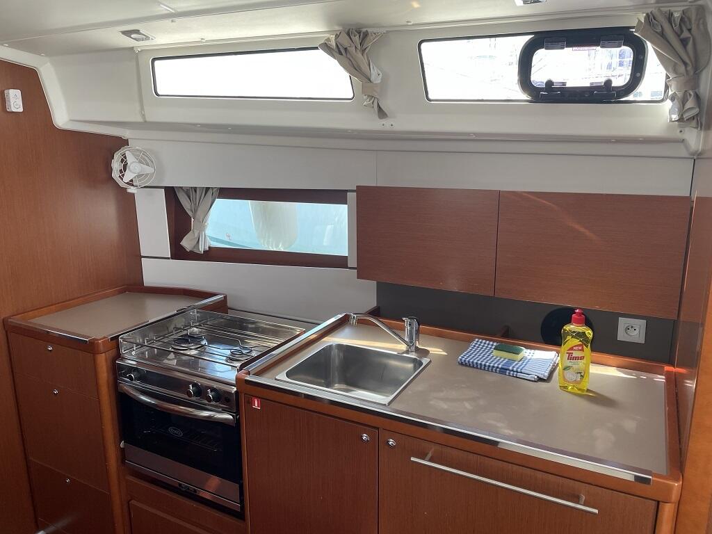 Sailing yacht 