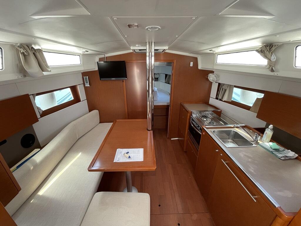 Sailing yacht 