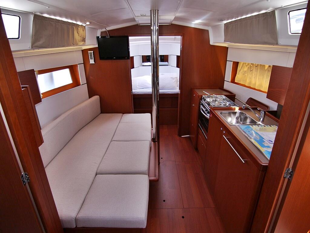 Sailing yacht 