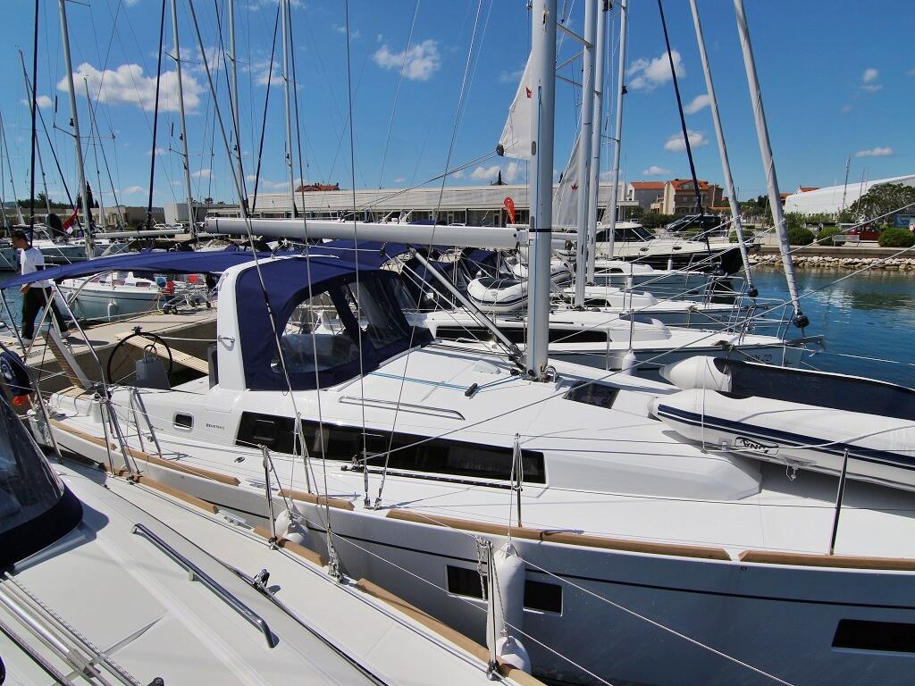 Sailing yacht 