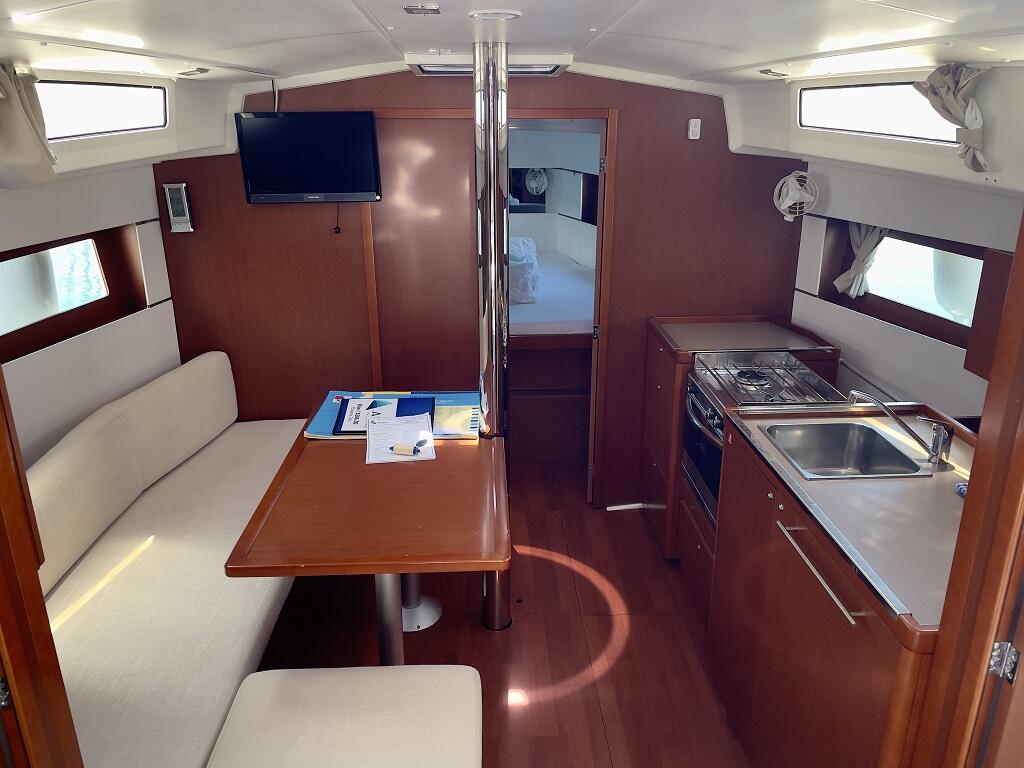 Sailing yacht 