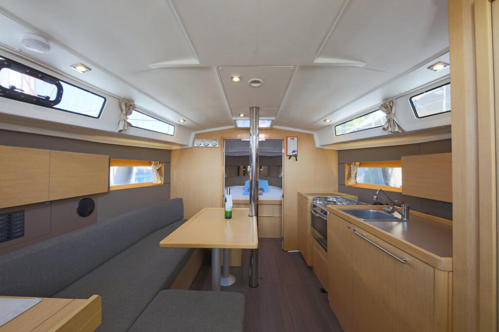 Sailing yacht 