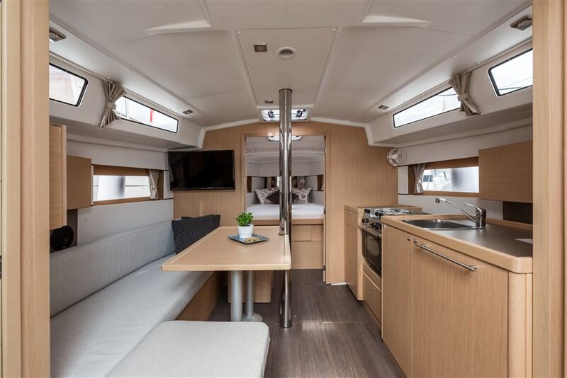 Sailing yacht 