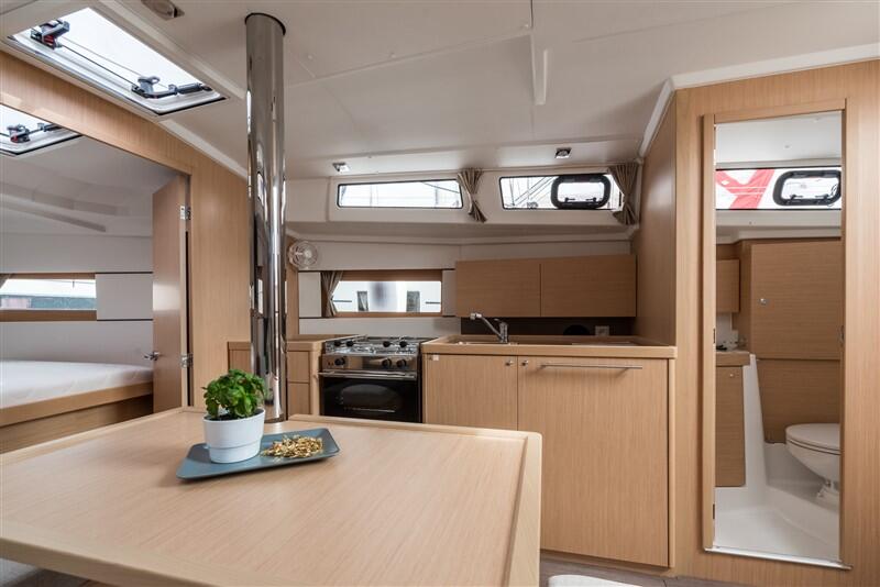 Sailing yacht 