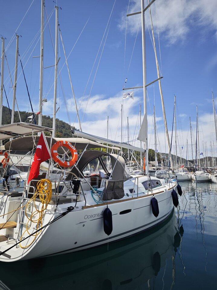 Sailing yacht 