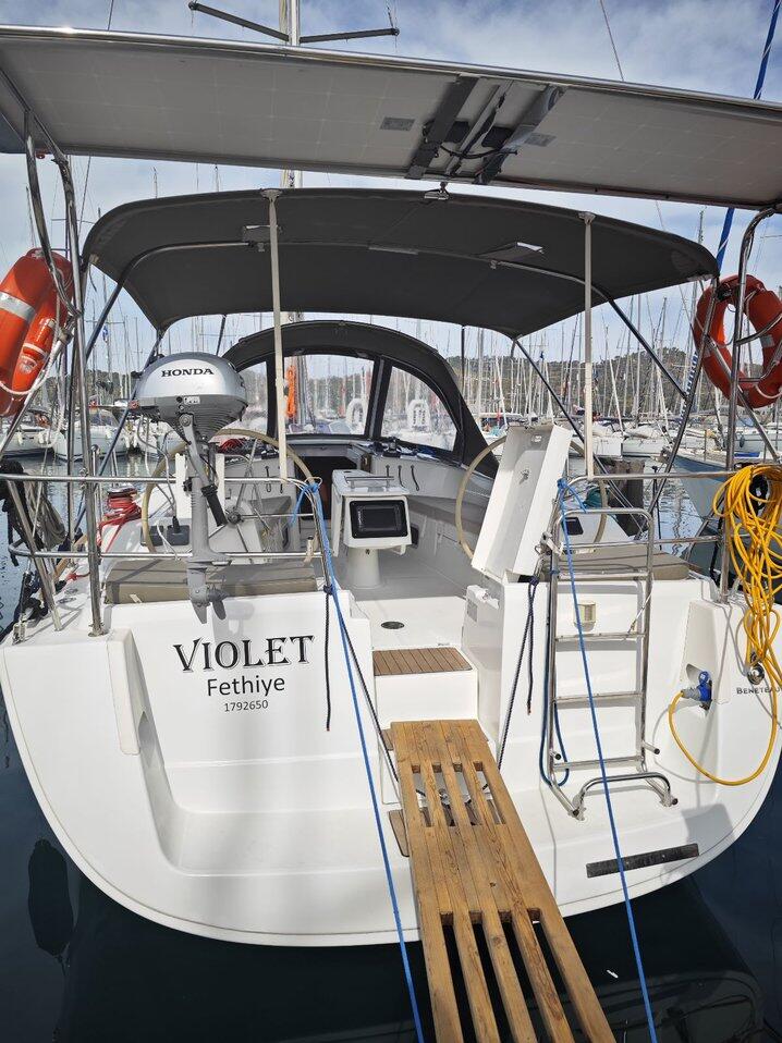 Sailing yacht 