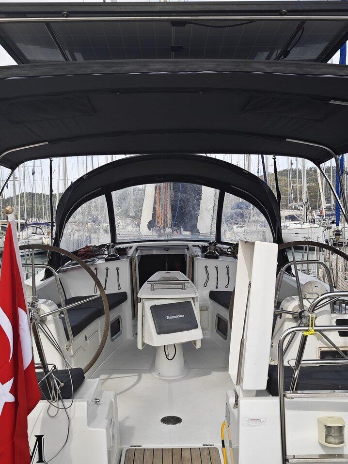 Sailing yacht 