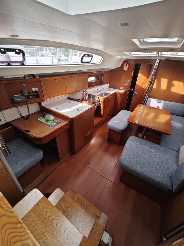 Sailing yacht 