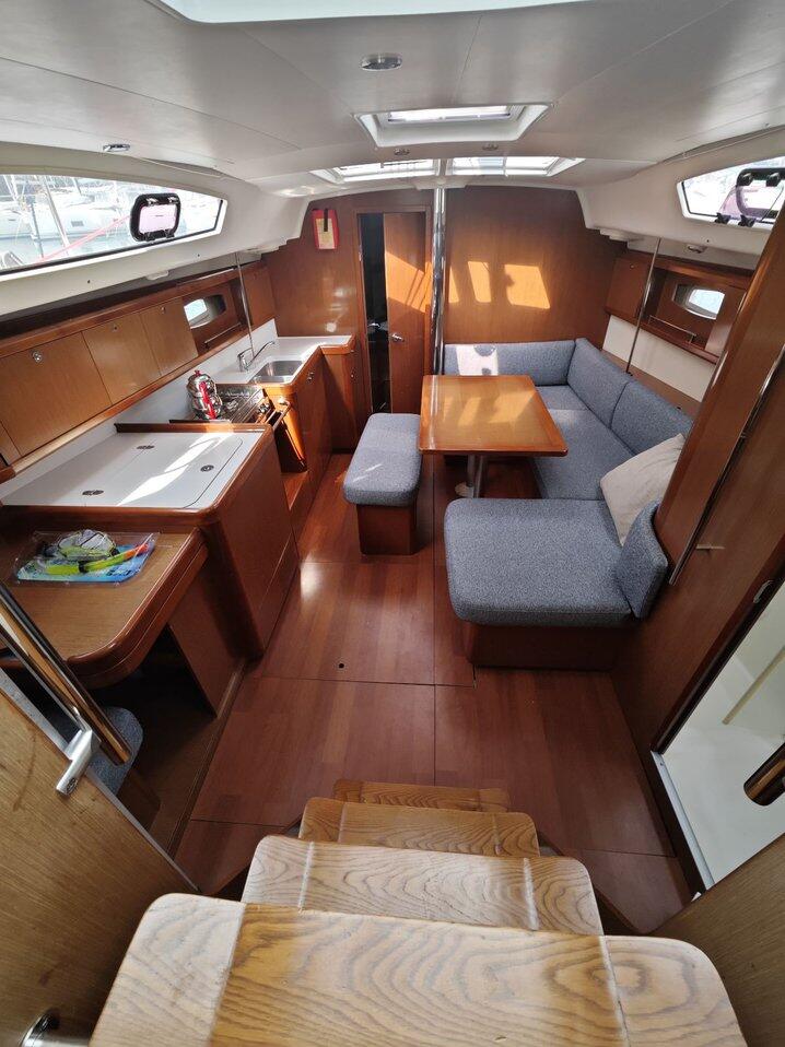 Sailing yacht 