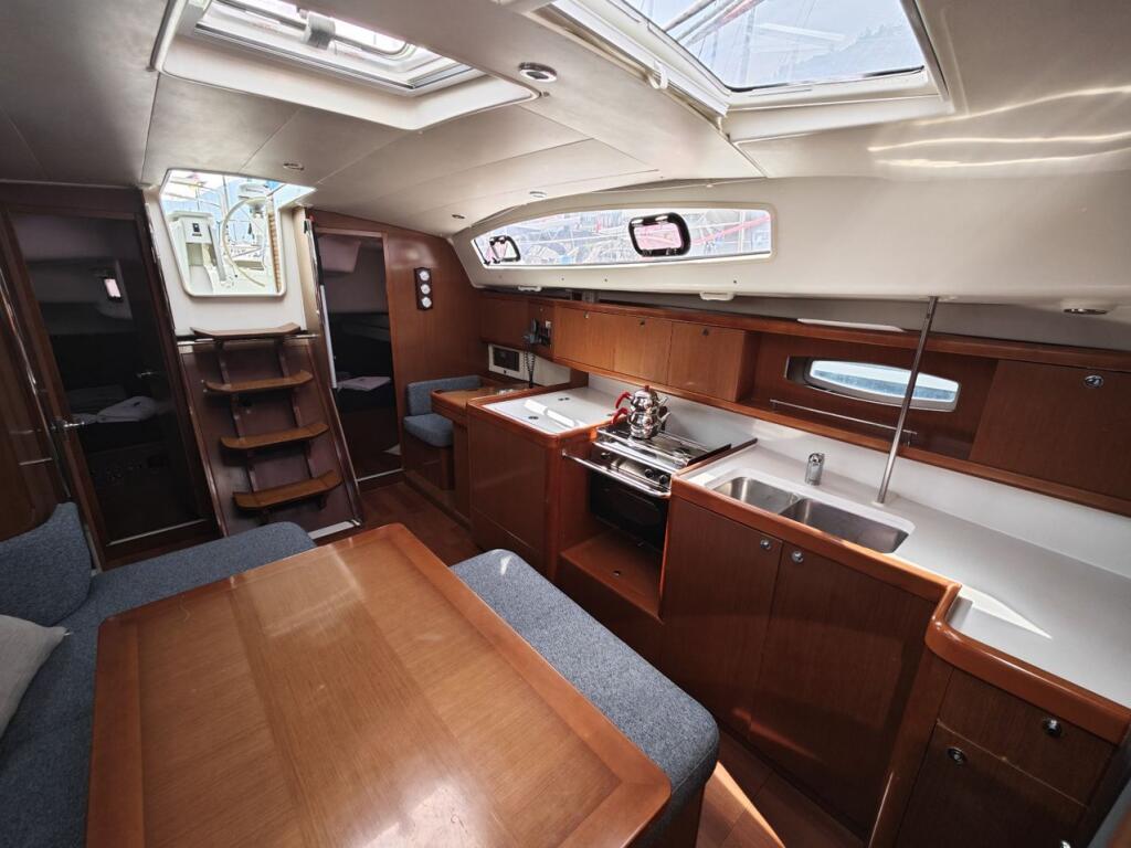 Sailing yacht 