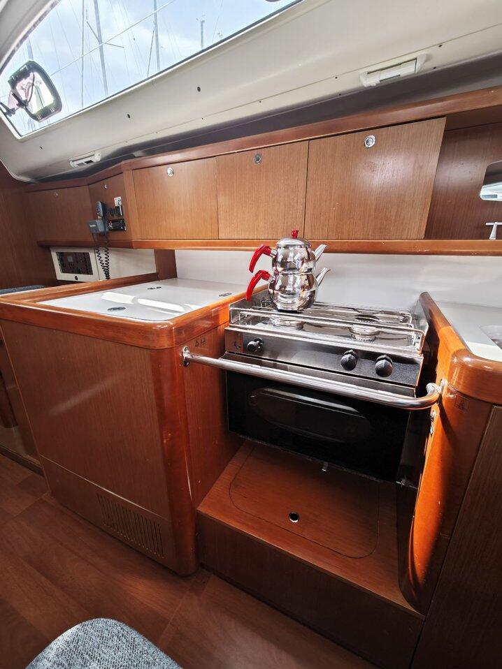 Sailing yacht 