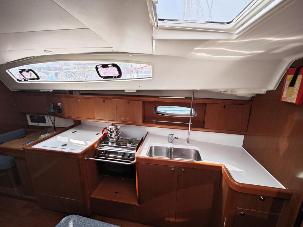 Sailing yacht 