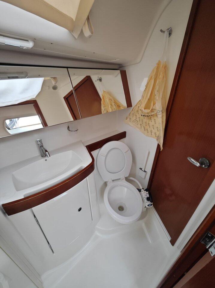 Sailing yacht 