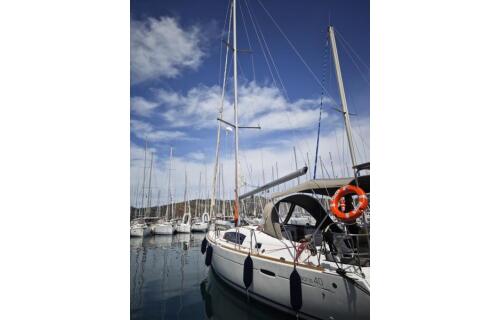 Sailing yacht 