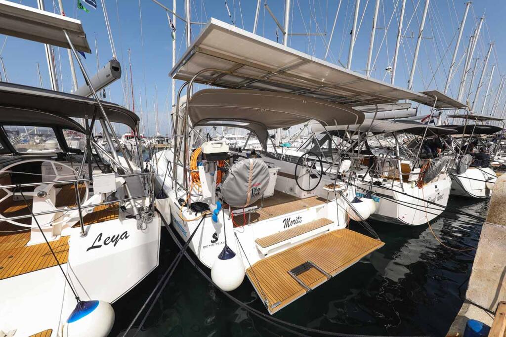 Sailing yacht 