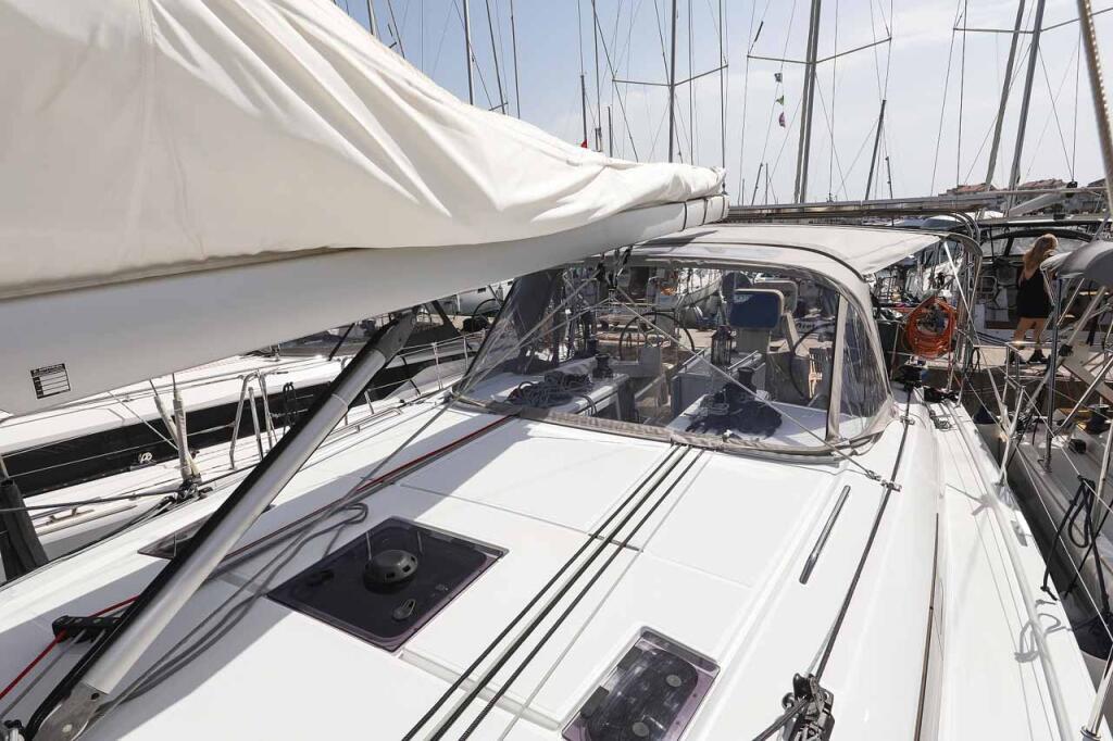 Sailing yacht 
