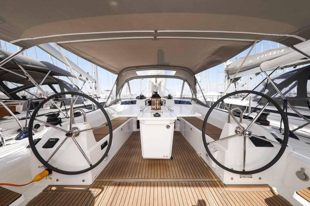 Sailing yacht 
