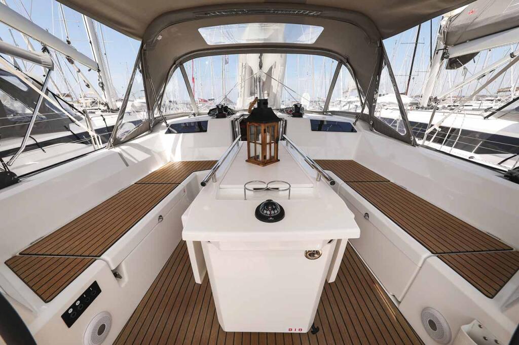 Sailing yacht 