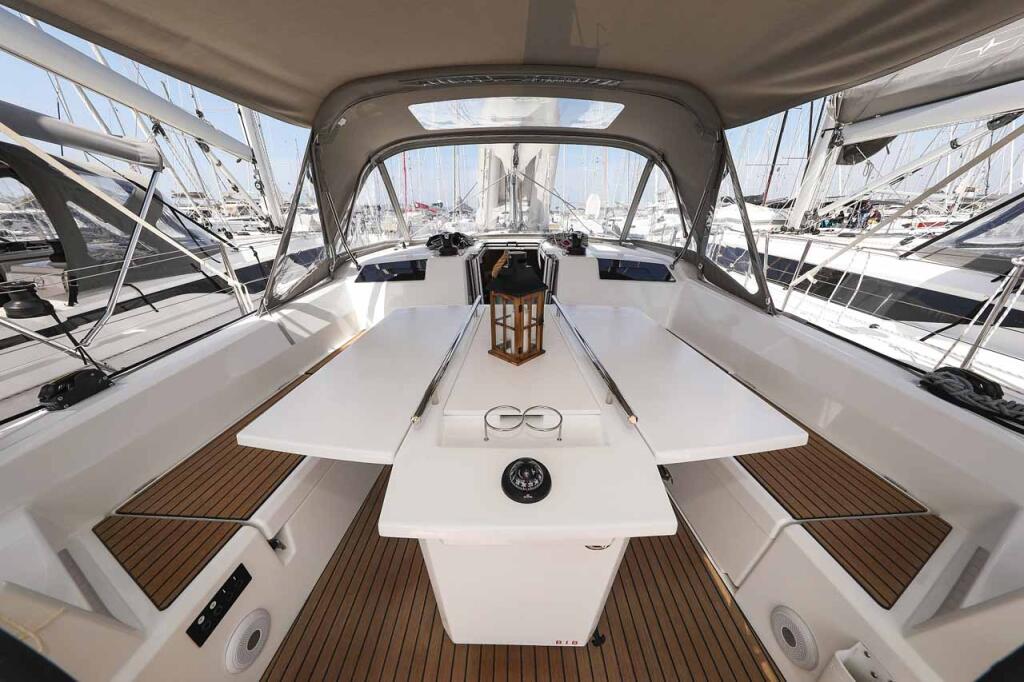 Sailing yacht 