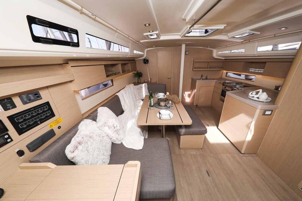 Sailing yacht 