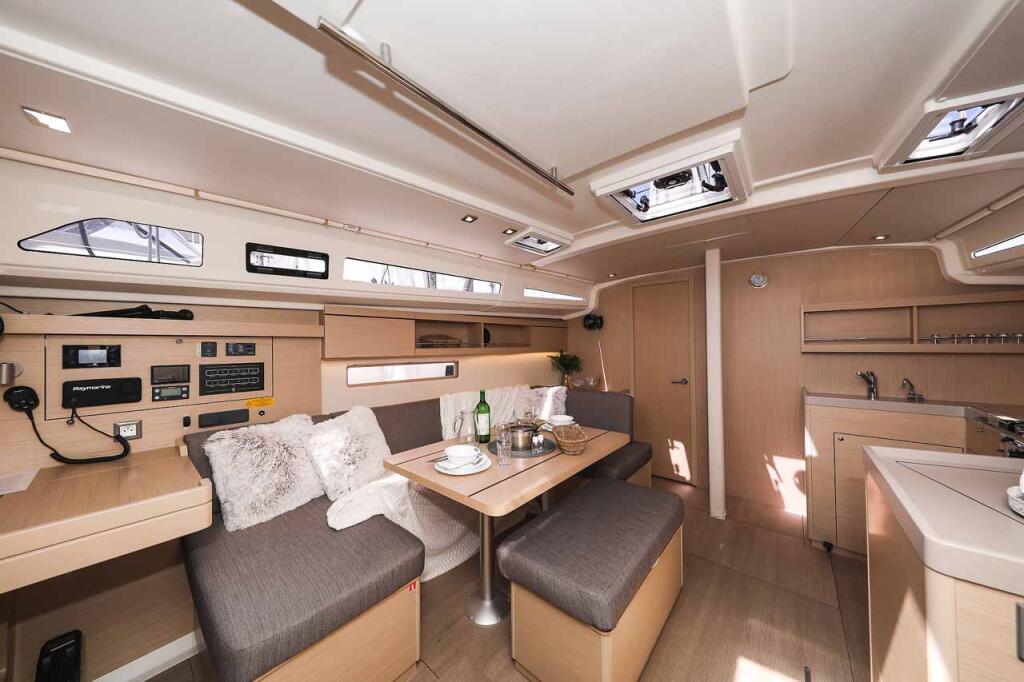 Sailing yacht 